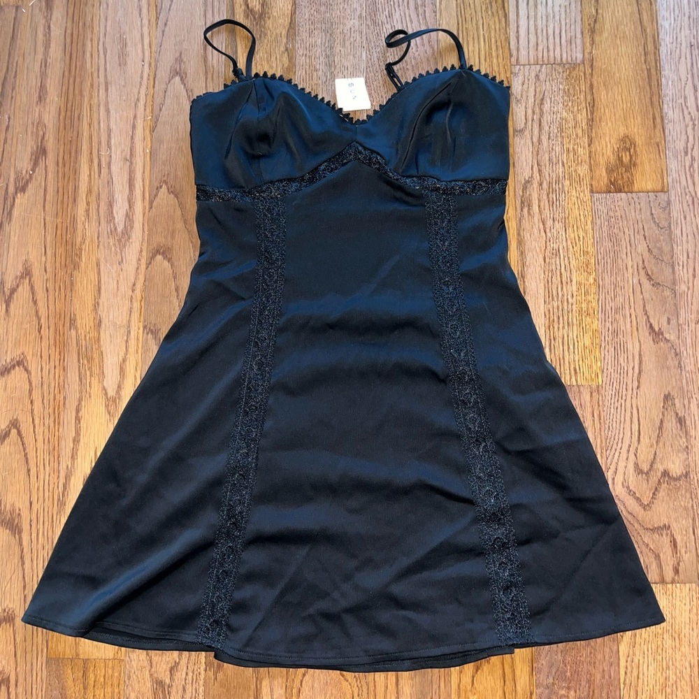 Waist cinching mini lace black dresss